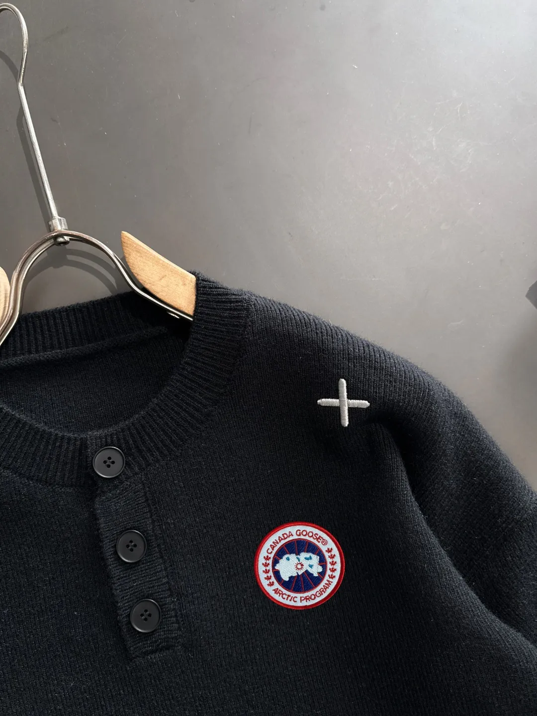 Next day shipping P360 Big Goose 2025 official website latest winter sweater, popular items are on sale at the counter simultaneously! Specially made of wool blended fabric. It feels comfortable and can be directly in contact with the skin. The logo badge is exquisitely embroidered, which is extremely eye-catching! The details highlight the fashionable charm of big brands. Exquisite workmanship. Three-dimensional cutting style. The wearing effect is invincible and handsome! All three standards are complete! Size: M-2XL